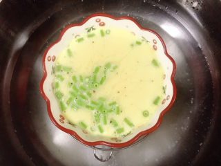 12、虾仁豇豆蒸蛋,小火蒸至蛋液开始凝固