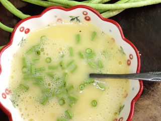 10、虾仁豇豆蒸蛋,加入豇豆粒拌匀
