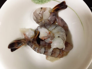 13、虾仁豇豆蒸蛋,将剥好的虾仁