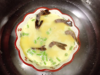 14、虾仁豇豆蒸蛋,放入蛋液中