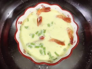 15、虾仁豇豆蒸蛋,继续蒸熟