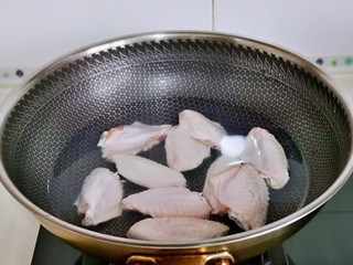 1、薯片鸡翅,鸡翅洗干净后焯水，冷水下锅，大火烧煮2分钟，捞出用冷水反复冲洗干净。