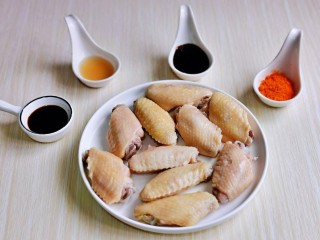 2、薯片鸡翅,鸡翅淋干水分后装盘，准备好调味料。