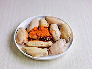3、薯片鸡翅,将所有调味料加入鸡翅中。