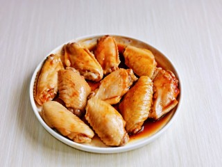 4、薯片鸡翅,戴上食品手套，抓包均匀，腌制2小时以上。（天热记得盖上盖子放冰箱腌制呦）