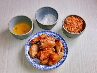 5、薯片鸡翅,取出腌制好的鸡翅，薯片压碎，尽量碎一点哈，鸡蛋磕碗里，准备好面粉。