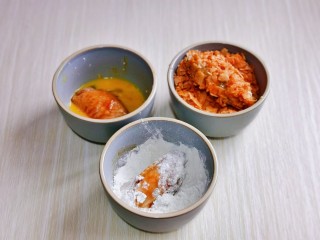 6、薯片鸡翅,首先取一个鸡翅裹上面粉，在沾满蛋液，最后均匀沾上薯片碎。