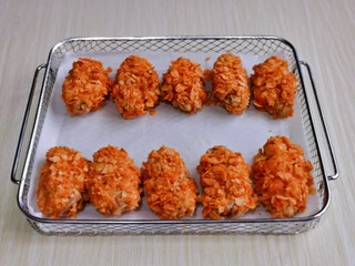 7、薯片鸡翅,依次做好，放在垫好油的炸网上。