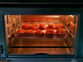 8、薯片鸡翅,将烤网入空气炸烤箱中层。