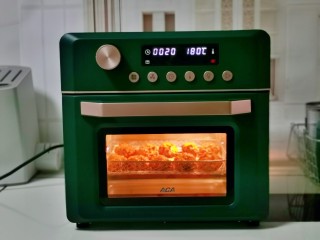 9、薯片鸡翅,180度空炸20分钟。（温度及时间仅供参考）