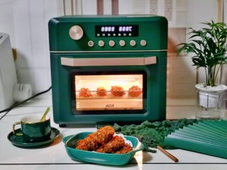 10、薯片鸡翅,戴上隔热手套，取出炸网，装盘即可享用。