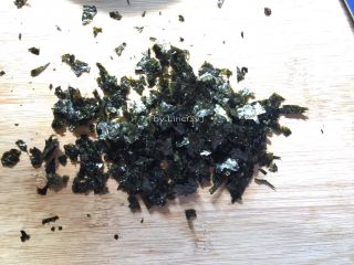3、日式海苔玉子烧,海苔撕成细碎待用