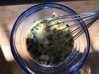 10、日式海苔玉子烧,然后搅打均匀成海苔鸡蛋液待用