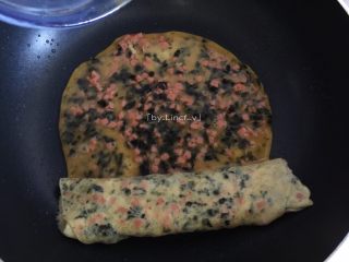 15、日式海苔玉子烧,接着重复上一步骤继续煎最后的海苔鸡蛋液，至差不多溶固时卷起成卷