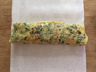 16、日式海苔玉子烧,煎好的玉子烧鸡蛋卷放入吸油纸包裹住，吸掉多余油份，稍微放凉