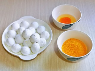 1、油炸汤圆,准备食材，鸡蛋磕碗里加盐打散，准备好面包糠，建议用黄色面包糠，寓意黄金满地～～