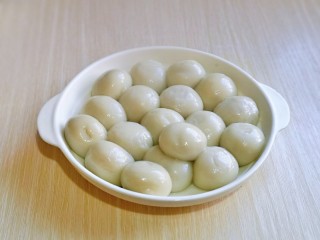 3、油炸汤圆,捞出的汤圆，量可以根据个人胃口增减。