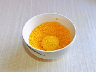 5、油炸汤圆,再放入面包糠的碗中，均匀裹上面包糠。