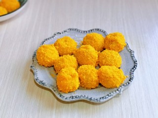 6、油炸汤圆,依次做好。