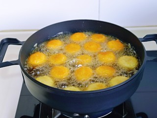 7、油炸汤圆,锅中加入食用油，油温6成热时，依次下去汤圆，并间隔均匀，小火炸。