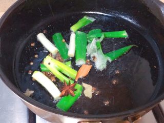 4、香死个仁儿的★葱油饼「佳儿秘方」,然后把其他的材料放进锅里。