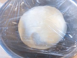 13、香死个仁儿的★葱油饼「佳儿秘方」,然后取出来，如果表面特别黏。记得加干面，揉一下，然后放在保鲜膜里，或者面包机里，静置20分钟以上。醒一下我们的面。