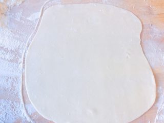 14、香死个仁儿的★葱油饼「佳儿秘方」,醒好之后，我们揪下面条的一小块，看个人想要做多大的饼吧，我是随意揪的。大概6分之一吧。用擀面杖搞成薄饼。