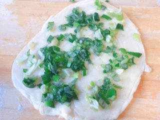 17、香死个仁儿的★葱油饼「佳儿秘方」,然后再搞成薄饼，不用太薄这一次，然后撒上足够多的葱花。再像卷寿司那样卷起来，再把长条状的面宽，俩边扣进来，再压扁，用擀面杖再搞成一个饼。这个过程，我的手全是油，实在不好拍照。聪明的亲们，自己脑补哦。