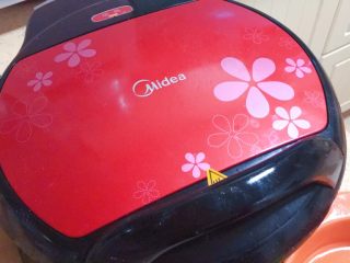 18、香死个仁儿的★葱油饼「佳儿秘方」,该美丽的红色电饼铛亮相了！哈哈，亲们如果没有电饼铛，就用不粘锅平底锅煎就行了。