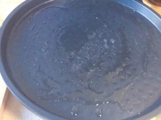 19、香死个仁儿的★葱油饼「佳儿秘方」,锅里放油。就花生油或者其他的普通的油就行，不用必须刚才炸的葱油哦。