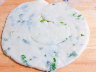 23、香死个仁儿的★葱油饼「佳儿秘方」,接下来做个比较圆的。步骤就是没有切的那一步，直接放油，放盐，放葱花。然后卷起来，再收尾卷进来，压扁。再用擀面杖慢慢的搞成如图的饼状。