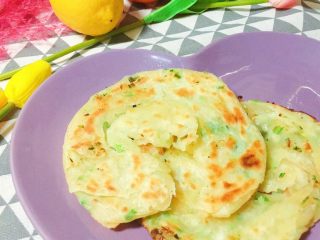 25、香死个仁儿的★葱油饼「佳儿秘方」,乘盘，满屋子的葱油香，掰一下，嘎嘣脆，放在嘴里，香气四溢，嘎吱嘎吱的，酥了我的心，香了我的魂。