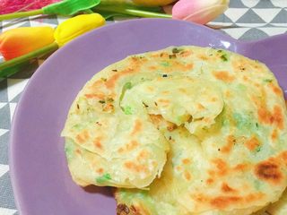 26、香死个仁儿的★葱油饼「佳儿秘方」,真像小时妈妈做的葱油饼，香气个仁了！我的葱油饼！吃了俩个，还是吃不够，半夜起来，又掰了一块，果然！凉了一点也不硬哦！明天再吃！哈哈哈