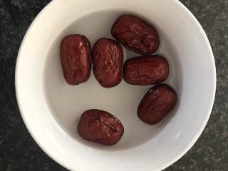 2、苹果红枣酒酿蛋,红枣浸泡备用。