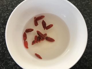 3、苹果红枣酒酿蛋,枸杞温水泡发至软洗净沥水备用。