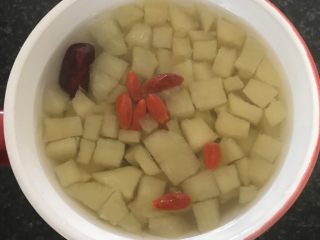 7、苹果红枣酒酿蛋,盛出放入碗中，放入些枸杞。