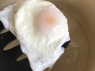 9、苹果红枣酒酿蛋,过一分多钟蛋白凝固了就捞出鸡蛋沥干，这时是溏心蛋，喜欢固体黄的可以多煮会儿。