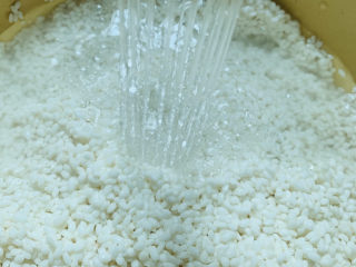 2、水晶粽子,用水冲洗干净