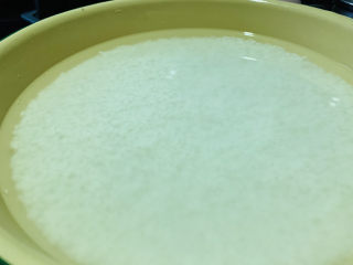 3、水晶粽子,加适量水，放冰箱冷藏隔夜泡水