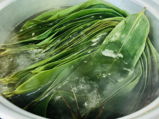 7、水晶粽子,锅烧水，加粽叶煮5分钟