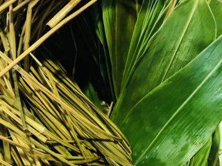 12、水晶粽子,粽叶和粽绳沥干水，待用