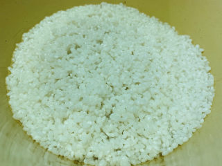 13、水晶粽子,泡好的糯米