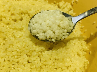 16、水晶粽子,加了碱的糯米会变淡黄色，如果加的碱太多了，煮熟后，再用清水煮一遍，就不会有碱味了