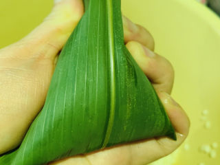 21、水晶粽子,往下折捏紧