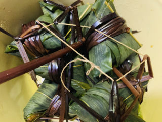 25、水晶粽子,放高压锅，加水盖过粽子，大火上汽，转中小火煮1个小时左右，出锅！