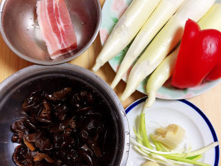1、茭白木耳炒肉,准备好五花肉、木耳、茭白、红椒、葱姜蒜。
