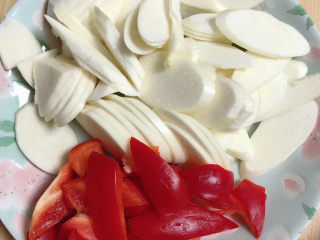 2、茭白木耳炒肉,蔬菜切好待用。