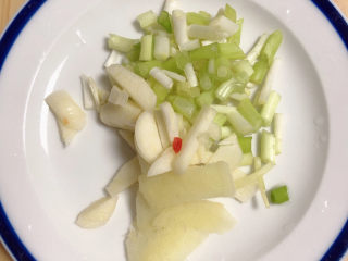 3、茭白木耳炒肉,配菜切好待用。