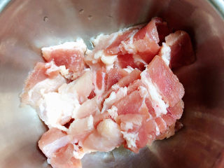 4、茭白木耳炒肉,五花肉去皮切成片。