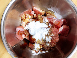 5、茭白木耳炒肉,加入盐、料酒、耗油、生抽、花椒粉、淀粉。